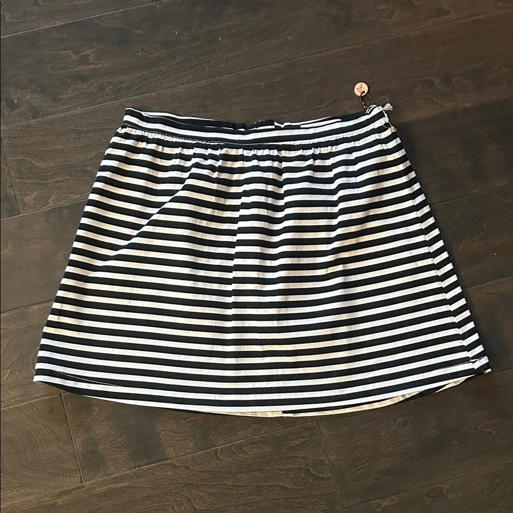 Ardene (M) Black and White Striped Skirt that has a stretchy but firm fit!